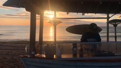 VIDEO Un DJ a mixat singur, pe plaja din Vama Veche, în dimineața de 1 Mai