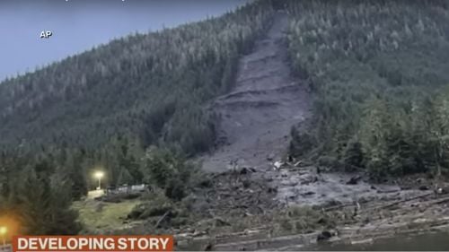 După alunecarea de teren care a lovit o autostradă din Alaska autoritățile vor începe să elibereze carosabilul și să caute cele trei persoane dispărute, care ar putea fi îngropate în zona alunecării