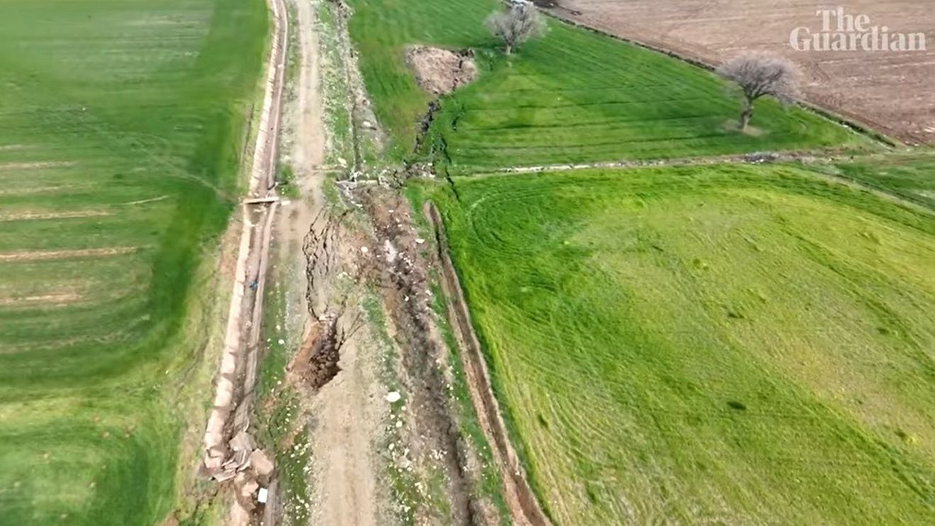 VIDEO Cutremurul din Turcia a lăsat o falie vizibilă de la înălțime, care se întinde pe mai mulți kilometri în provincia Kahramanmaraș, epicentrul seismului de luni