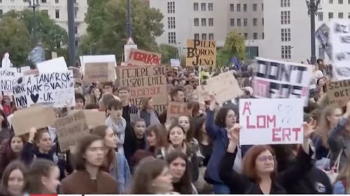 Ungaria: Profesori, elevi și părinți au ieșit din nou în stradă să protesteze față de concedierea cadrelor didactice care au participat la o manifestație considerată ilegală de autorități