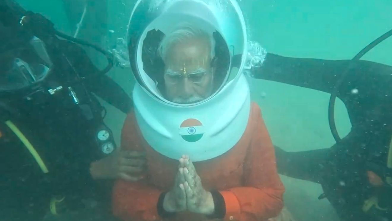 VIDEO Premierul indian Narendra Modi s-a rugat sub apă, în orașul scufundat Dwarka: O "experiență divină"
