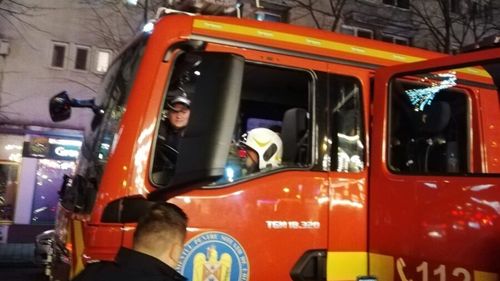 Explozie urmată de incendiu într-un bloc din Timişoara / 60 de persoane s-au autoevacuat / Un bărbat a fost dus la spital cu arsuri pe aproape jumătate din corp