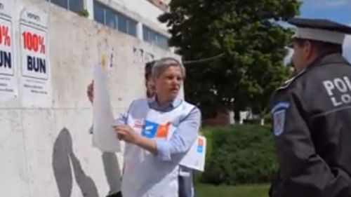 VIDEO Cioloș, abordat de un polițist local în timp ce lipea afișe în Alexandria. -"Nu așa spune legea?"/ -"Da, dar la noi este o regulă aici"