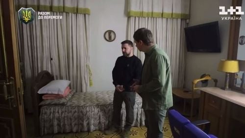 VIDEO Cum arată camera în care locuiește Zelenski de la începutul războiului