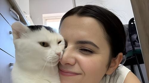 VIDEO & FOTO | Pisicile albe și riscul de cancer: Povestea reală a Ruxandrei și a lui Belle, o felină supraviețuitoare