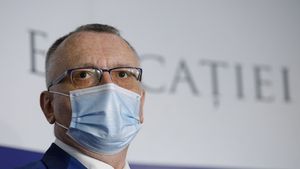 EXCLUSIV Sorin Cîmpeanu cere Universității Armatei Române “să se delimiteze ferm” de atitudini ca ale profesoarei care a publicat comentarii anti-Zelenski și teorii conspiraționiste și ale profesorului care a încercat să intimideze G4Media: Răspândirea unor teorii cu tentă conspiraționistă reprezintă un risc pentru siguranța națională