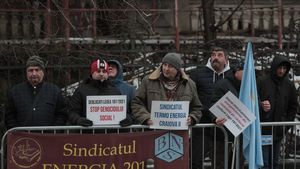 FOTO Lideri de sindicat din cadrul CEO Oltenia pichetează sediul Înaltei Curți de Casație și Justiție / ”Astăzi suntem în București să ne strigăm dreptatea”