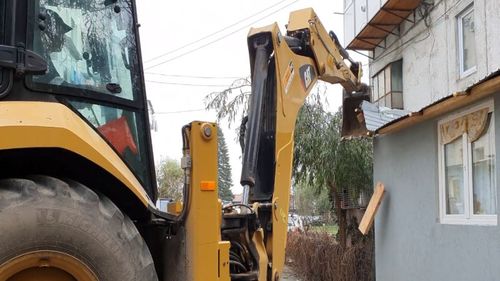 Balcoanele ilegale care pun în pericol cetățenii, demolate de primărie în Sectorul 5 al Bucureștiului