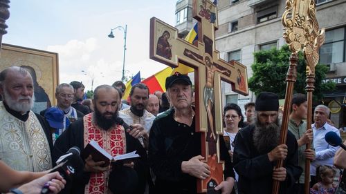 Patriarhul Daniel îi interzice lui Gigi Becali să mai cânte la strana Catedralei Patriarhale pentru că ”nu are competențe muzicale avizate” - DobrogeaLive