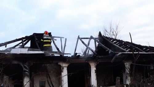 Olt: O casă din localitatea Topana, cuprinsă de foc. Doi bătrâni, soț și soție, au fost găsiți morți