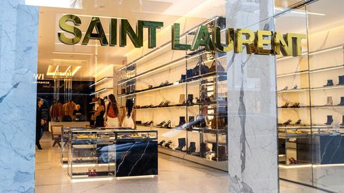 Saint Laurent ocupă primul loc în Lyst Index; Skims, Coach și Ralph Lauren își sporesc vizibilitatea