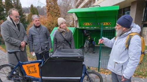 Bicicleta cargo, serviciu în Brașov pentru zonele aglomerate / Poate transporta 100 de kilograme / ”Scopul proiectului este, în primul rând, să nu se mai parcheze pe avarii, blocând o bandă sau pe toată strada, iar cei care fac livrări să poată mișca mai repede„
