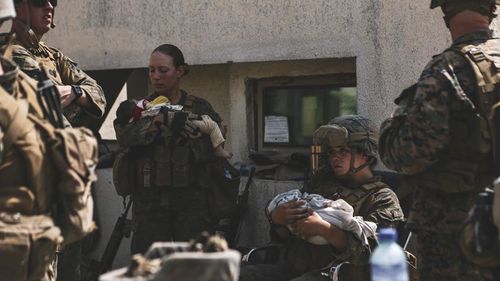 Soldații americani uciși în atentatul de la Kabul aveau între 20 și 25 de ani / Printre ei, și o femeie care avea grijă de copii afgani