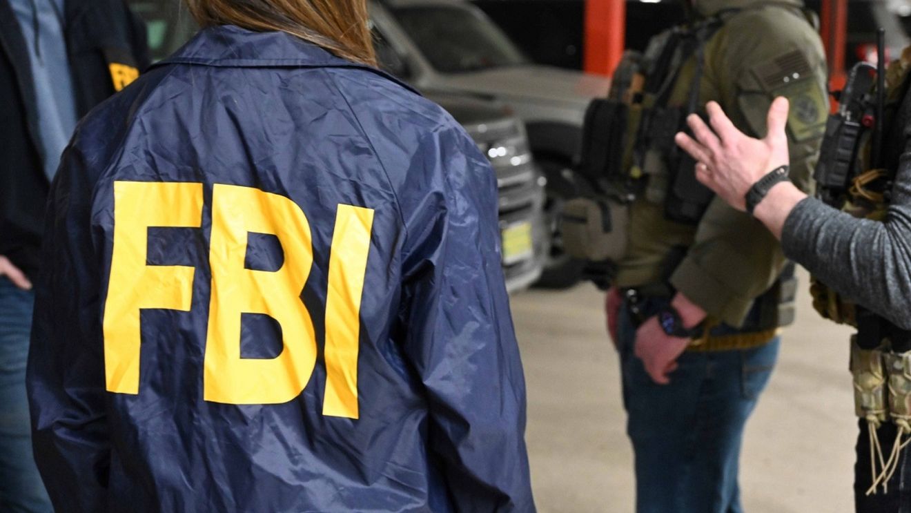 FBI concediază agenţi implicaţi în ancheta ce privește dosarele secrete păstrate de Trump după primul mandat