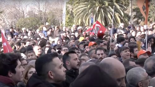 VIDEO Proteste masive în Istanbul, după ce primarul Ekrem Imamoglu a fost reținut / Imamoglu e considerat contracandidatul lui Erdoğan la președinția Turciei / Lira turcească și piața bursieră în scădere după arestarea primarului