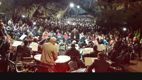 Speo-concert unic în Europa, desfășurat în peștera de la Românești din Timiș / La spectacol s-a ajuns pe jos, pe o potecă marcată, un drum de o oră  / Pentru a nu perturba habitatul liliecilor, concertele nu durează mai mult de două ore