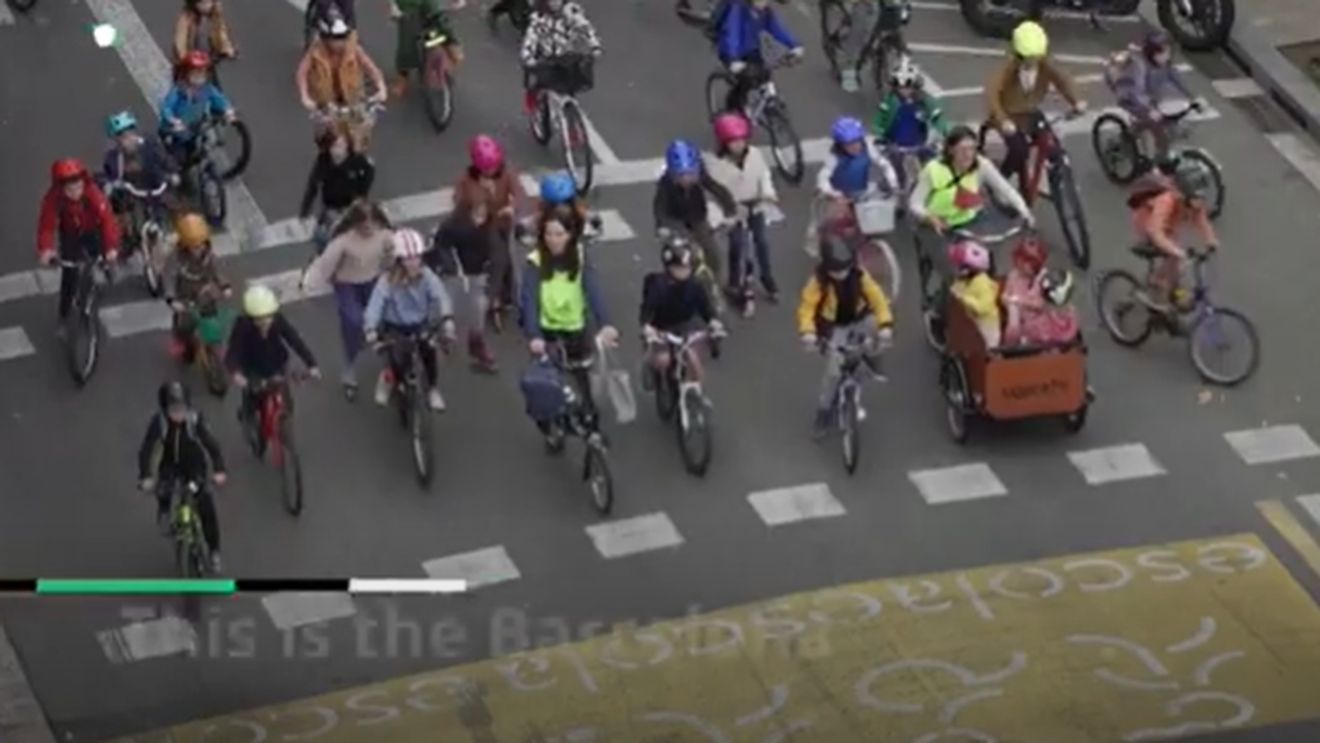 VIDEO Cum să-i faci să sară din pat de dragul școlii? „Bicibus”, convoiul de sute de elevi-bicicliști și trafic închis 25 minute pe străzi în Barcelona/ „Transportul activ” nu este străin Bucureștiului/ „Atunci când copiii sunt importanți, politicul se schimbă”