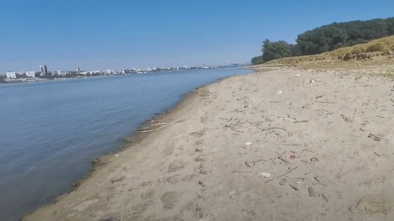 Plajă privată, deschisă în Tulcea după scăderea nivelului Dunării / ”Oamenii vin, se relaxează, pot să facă un grătar, să cumpere o băutură rece”