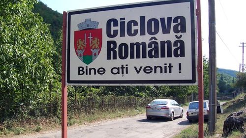 Primăria Ciclova Română, executată silit pentru un contract de achiziție a unei lămpi stradale / Se scot la licitație bunuri din căminul cultural, casa parohială și dintr-un bloc în care se află dispensarul comunei