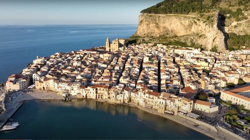 Două tone de cocaină, în valoare de 400 de milioane de euro, recuperate de poliție din largul Siciliei