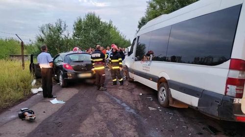 Plan roşu de intervenţie, în urma unui grav accident rutier în Prahova, în care e implicat un microbuz și un autoturism / Trafic blocat
