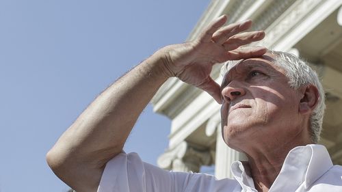 Ce trăznăi mai fac candidații. Mircea Diaconu vrea să mute președintele de la Cotroceni după principiul de la poker: ”Schimbi locul - schimbi norocul”