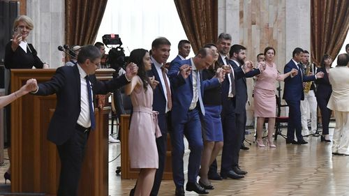 VIDEO Momentul zilei la Chișinău: Cîțu, Ciolacu și alți deputați români și moldoveni au dansat hora în Parlament