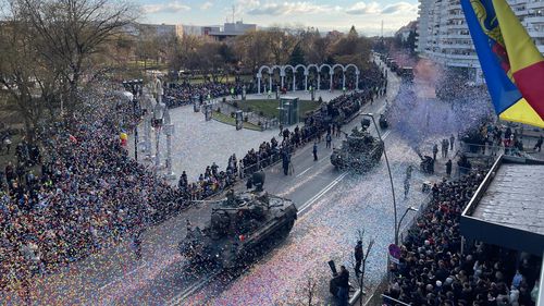 Peste 10.000 de persoane, la parada militară de la Alba Iulia de Ziua Naţională