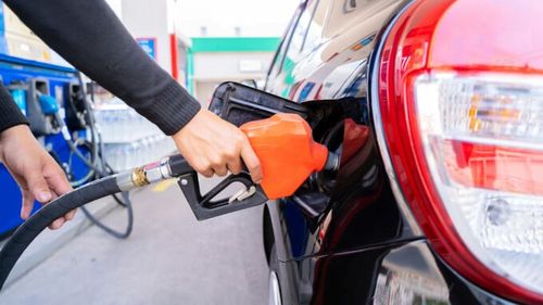 Benzina și motorina s-au ieftinit în România, după prăbușirea prețurilor petrolului. Cât plătesc șoferii acum pentru un plin