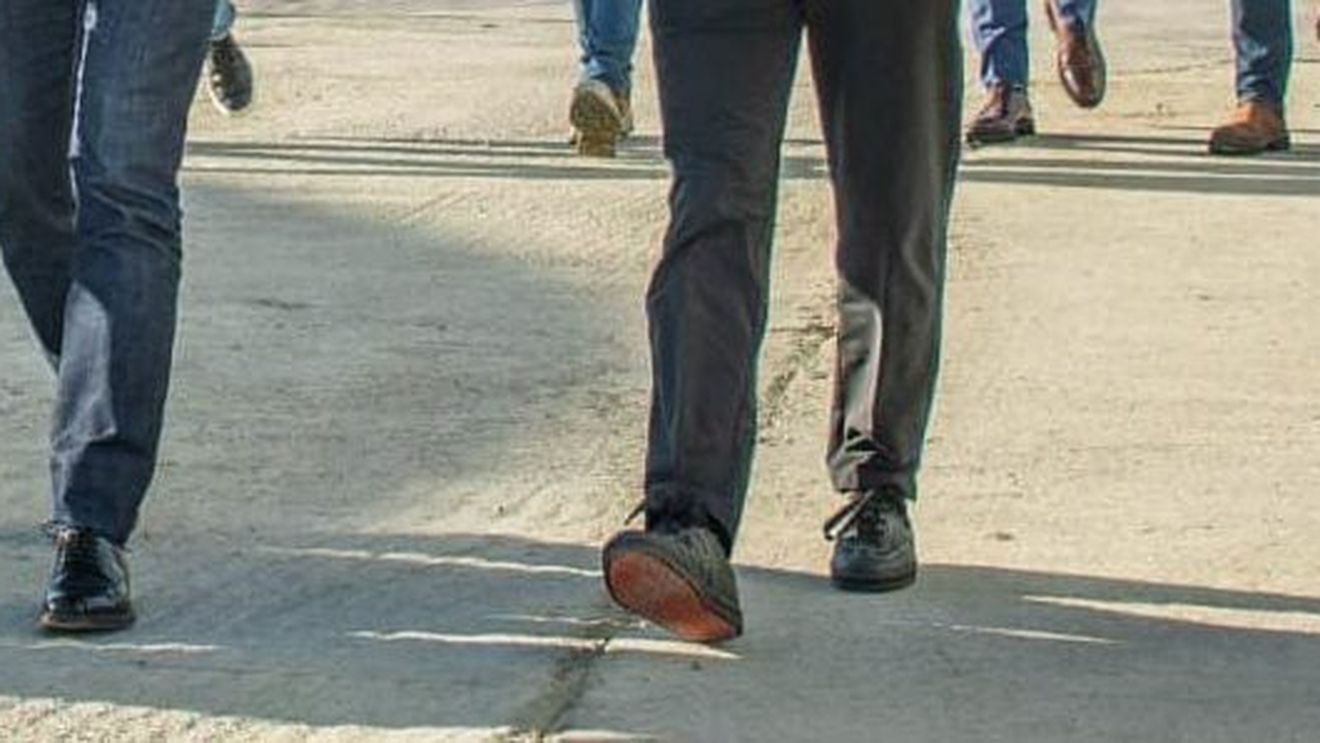 EXCLUSIV De ce poartă Ciolacu și Grindeanu amândoi pantofi cu talpă roșie? UPDATE Ciolacu: Sunt marca Santoni de 750 de euro / Am card la ei și trimit la fabrică pentru că au garanție toată viața și ei îi trimit revopsiți. Plătesc doar șireturile