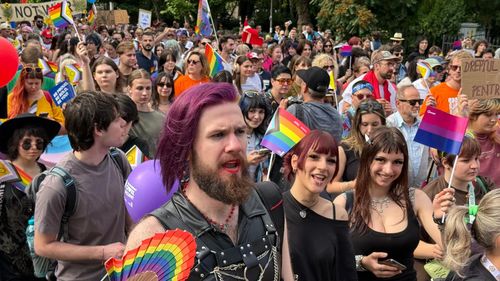 FOTO VIDEO: Peste 25.000 de participanți la debutul marșului Bucharest PRIDE din Capitală