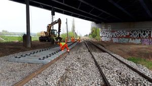 Autoturism răsturnat pe calea ferată, între Floreşti şi Câmpina / Traficul feroviar este afectat