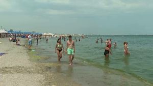 Fenomenul care strică vacanțele românilor pe litoral. Turiștii care intră în apă pot face șoc termic. „Amorțesc picioarele”