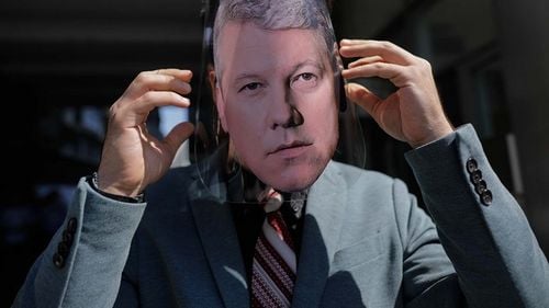 Asociațiile de magistrați critică dur proiectele legilor justiției elaborate de ministrul Predoiu, pe care îl acuză că a păcălit Comisia Europeană: proiectele publicate pe 21 iulie ar fi diferite de cele prezentate Comisiei și supuse dezbaterii cu o lună în urmă