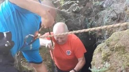 Pui de căprioară, salvat de jandarmii salvamontiști după ce a rămas captiv în Grota Urşilor din Borsec