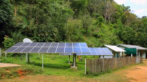 Energia care rămâne în sat: cum pot comunitățile să producă energie pentru școală, iluminat public și primărie și să transforme panourile solare în dezvoltare locală