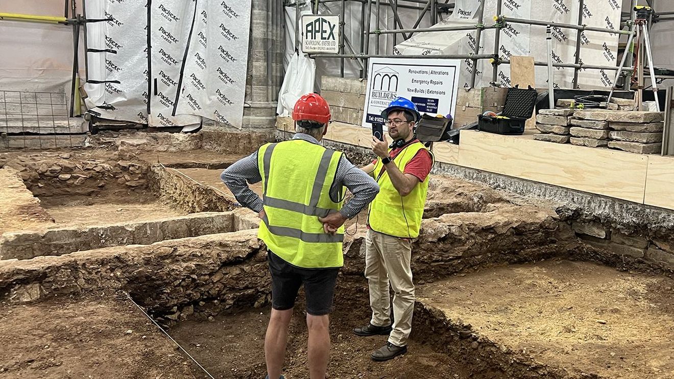 O criptă medievală din secolul al XII-lea și două morminte goale, descoperite de arheologi la catedrala Exeter din Anglia