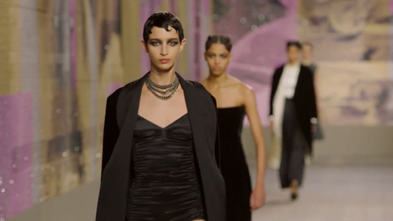 VIDEO Casa Dior a impresionat cu prezentarea haute couture inspirată de personalitatea dansatoarei Josephine Baker, la Paris