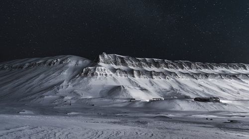 La Polul Nord a fost depozitată arca software-ului umanității / Cele mai importante programe informatice ale civilizației noastre au fost îngropate sub 250 de metri de gheață pentru a se păstra timp de o mie de ani