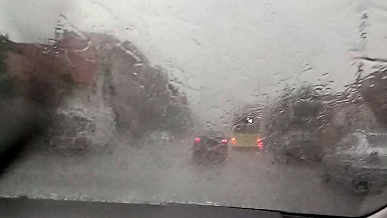 METEO: Cod galben de ploi în Oltenia, sudul Transilvaniei, nord-vestul Munteniei şi zona Carpaţilor Meridionali / Sunt așteptate averse torenţiale și descărcări electrice,