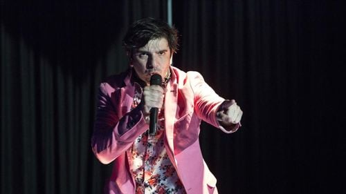 VIDEO Dragnea, trollat de actorii Teatrului de Comedie în pauza spectacolului ”Mult zgomot pentru… nimic”