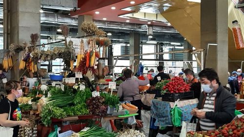 FOTO Piața Obor, ca în vremurile bune: Tarabele și magazinele, luate cu asalt de bucureșteni