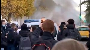 VIDEO Franţa: Ciocniri între elevi de liceu şi poliţie, în apropiere de Paris. Tinerii protestează împotriva menținerii școlilor deschise