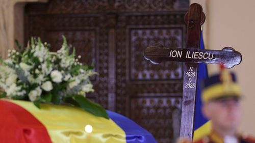 Ion Iliescu a murit / Sicriul a fost depus în Sala Unirii de la Cotroceni / Emil Constantinescu și Traian Băsescu, la catafalc