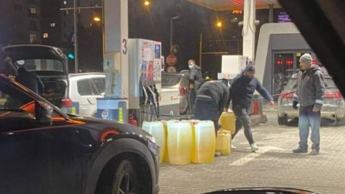 Purtătorul de cuvânt al Guvernului: Distribuirea carburanţilor în recipiente neconforme din plastic, sticlă este interzisă / ISU a demarat verificări