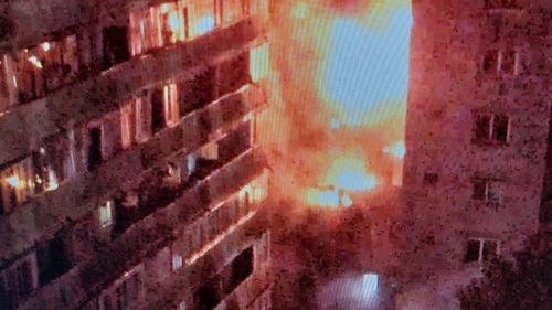 UPDATE VIDEO București, Sectorul 5: Incendiu puternic la un bloc termoizolat de pe strada Baciului / Sunt căutate potențiale victime