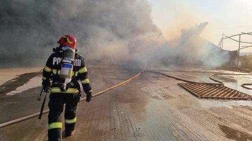 Incendiu la o fabrică de cauciucuri din orașul clujean Dej, fum negru gros în toată zona