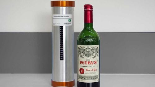 O sticlă de vin Chateau Petrus, care a petrecut 14 luni în spaţiu, pusă în vânzare pentru 1 milion de dolari