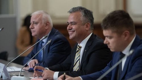 Ministrul Dezvoltării, Adrian Veștea, vrea să înceapă procesul comasării unităților-administrativ teritoriale: E adevărat că se vor crea nemulțumiri, că mulți primari mi se vor urca în cap, dar trebuie să ne asumăm că e nevoie de un sistem administrativ mai eficient, astfel ca banii să meargă mai mult pe investiții și nu pe funcționare