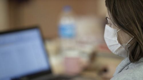 Masca ar putea să nu mai fie obligatorie în birourile în care toți angajații sunt vaccinați / Ministrul Sănătății spune că așteaptă o opinie de la INSP